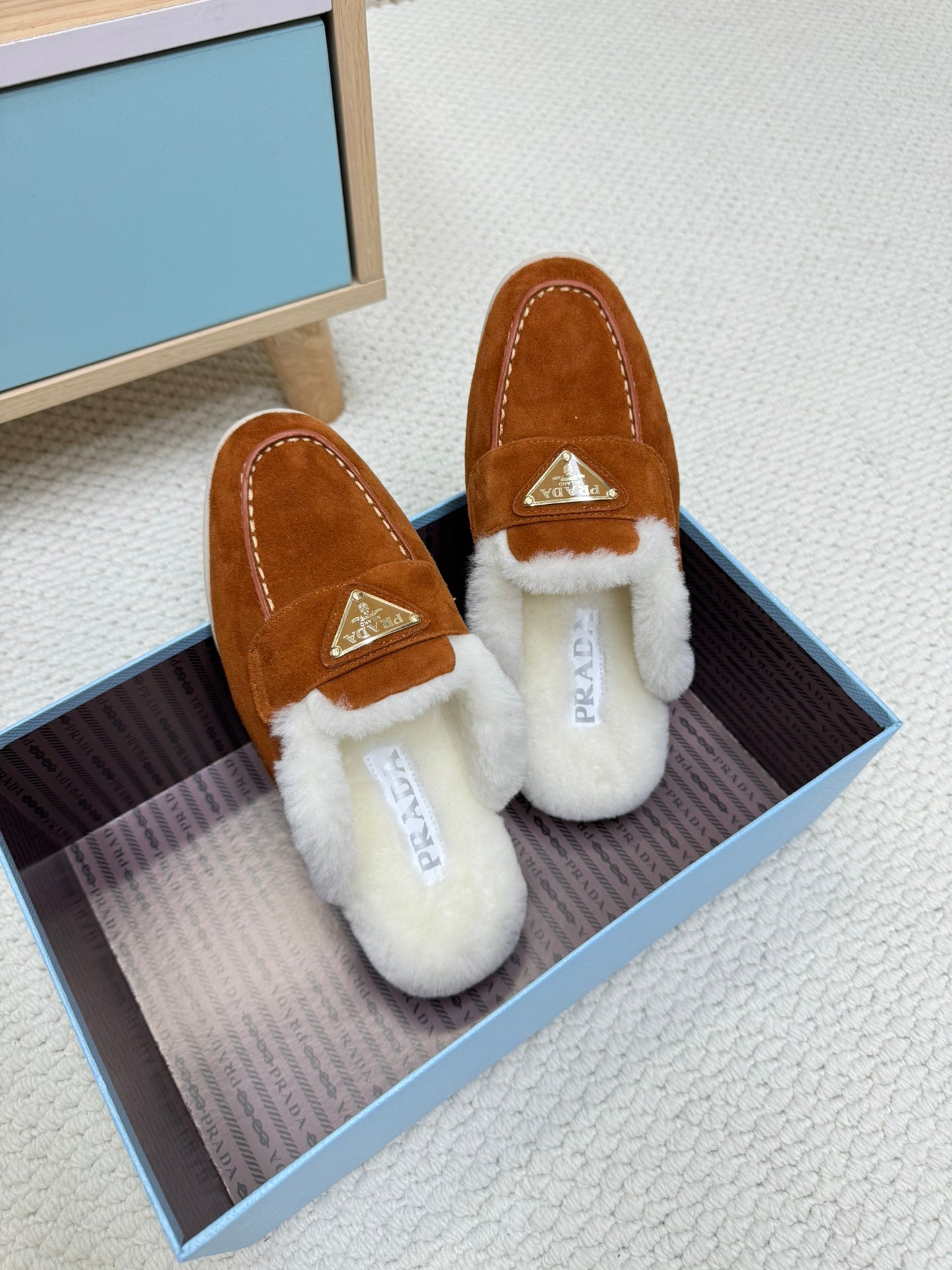 TRIANGLE LOGO FLATS IN RED BROWN SUEDE AND FUR LINING