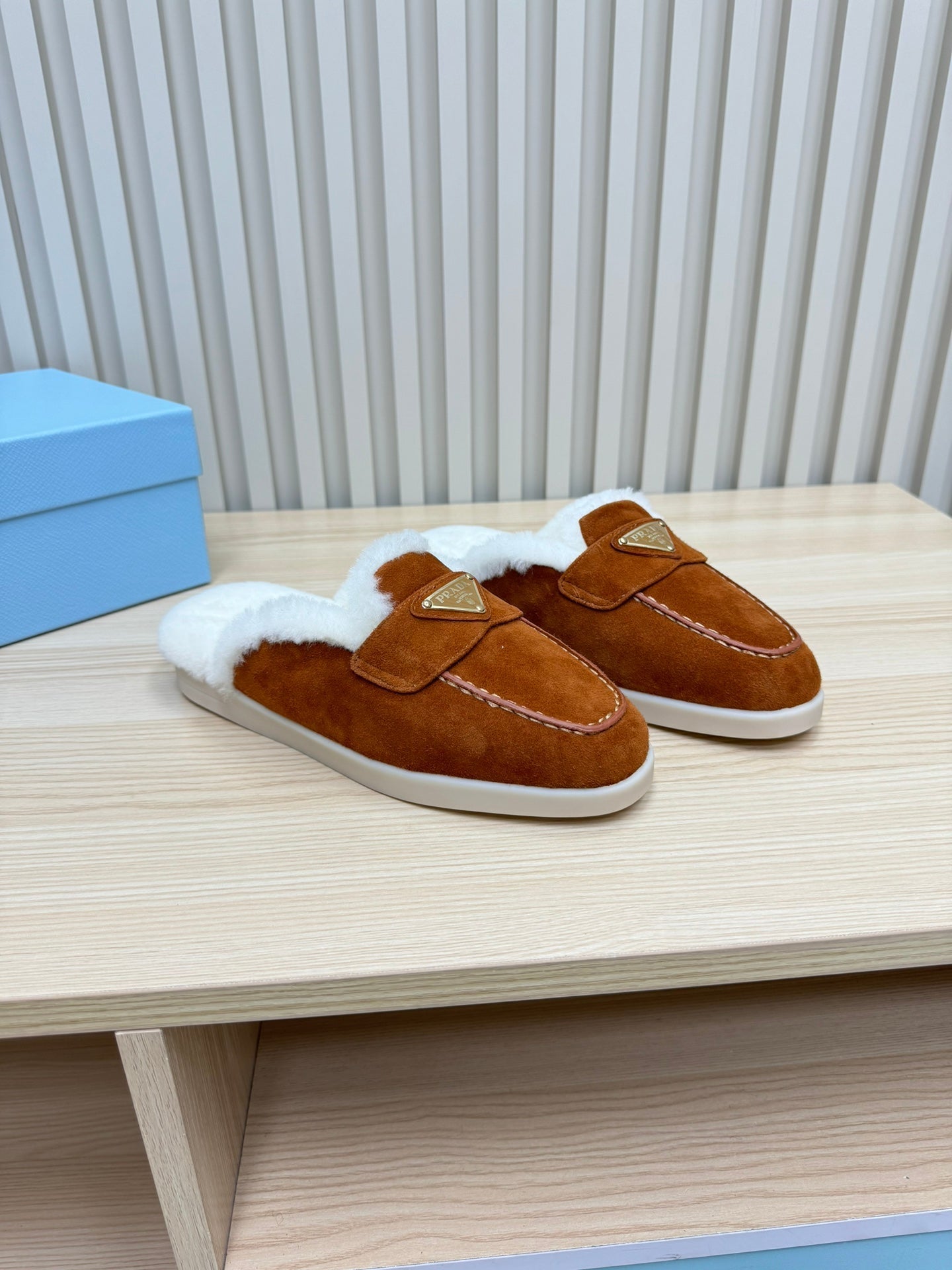 TRIANGLE LOGO FLATS IN RED BROWN SUEDE AND FUR LINING