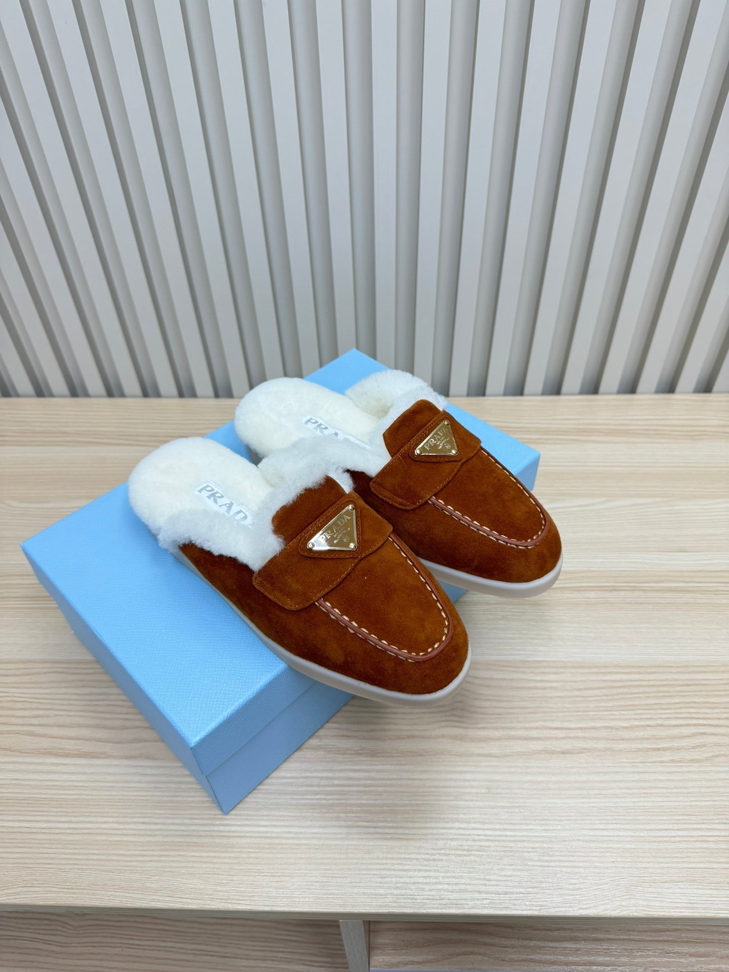 TRIANGLE LOGO FLATS IN RED BROWN SUEDE AND FUR LINING