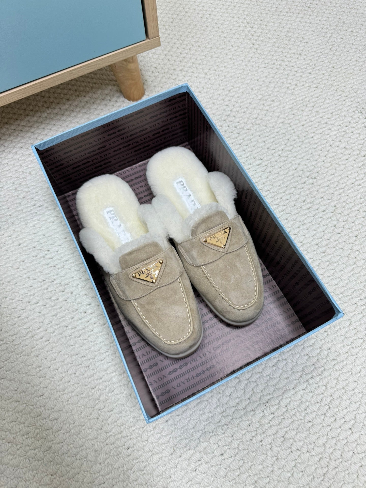 TRIANGLE LOGO FLATS IN KHAKI BEIGE SUEDE AND FUR LINING