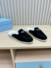 TRIANGLE LOGO FLATS IN BLACK SUEDE AND FUR LINING