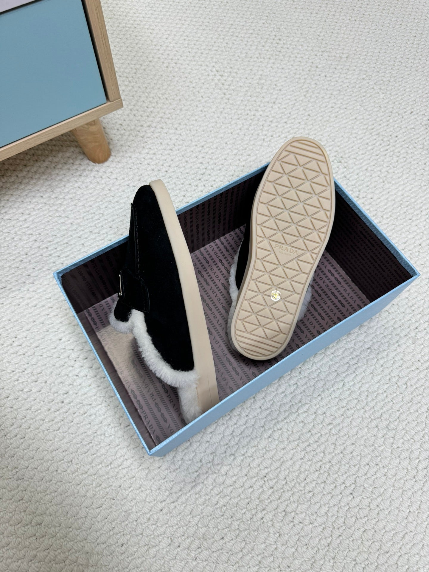 TRIANGLE LOGO FLATS IN BLACK SUEDE AND FUR LINING