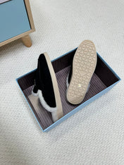 TRIANGLE LOGO FLATS IN BLACK SUEDE AND FUR LINING