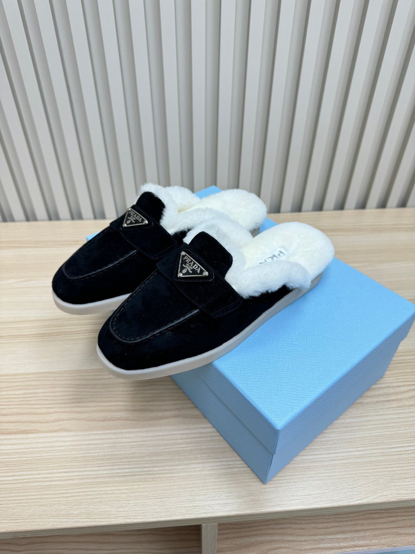 TRIANGLE LOGO FLATS IN BLACK SUEDE AND FUR LINING
