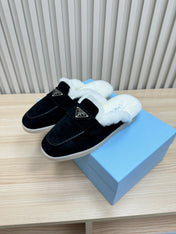 TRIANGLE LOGO FLATS IN BLACK SUEDE AND FUR LINING
