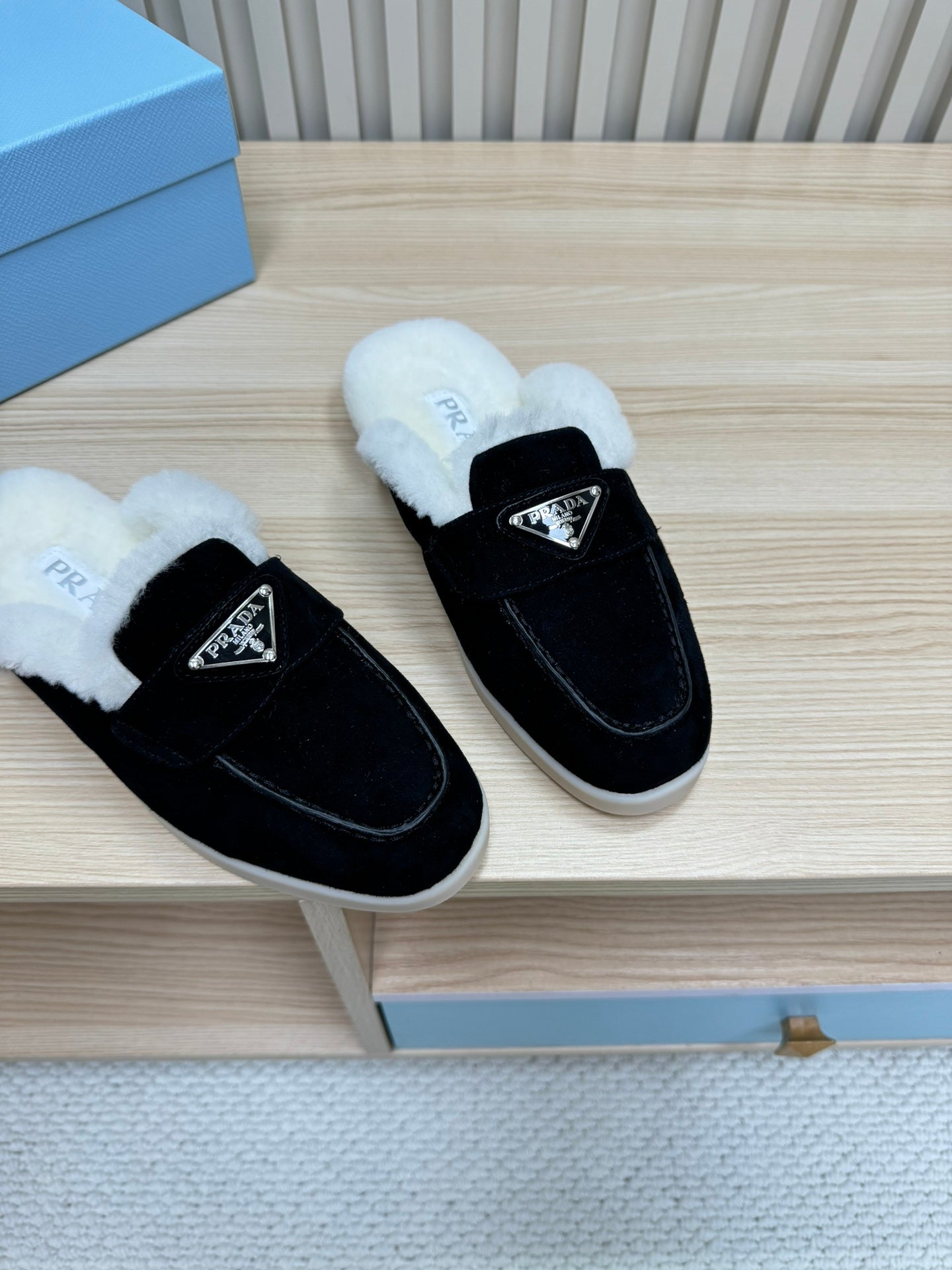 TRIANGLE LOGO FLATS IN BLACK SUEDE AND FUR LINING