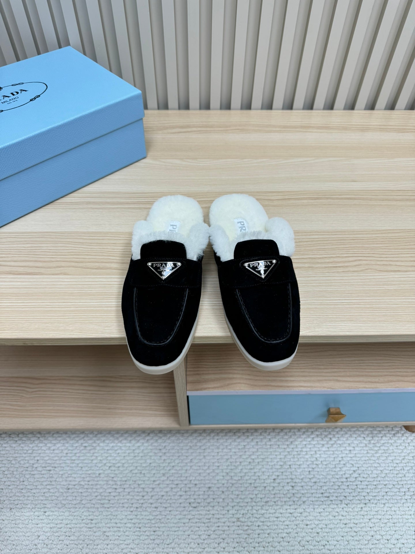 TRIANGLE LOGO FLATS IN BLACK SUEDE AND FUR LINING