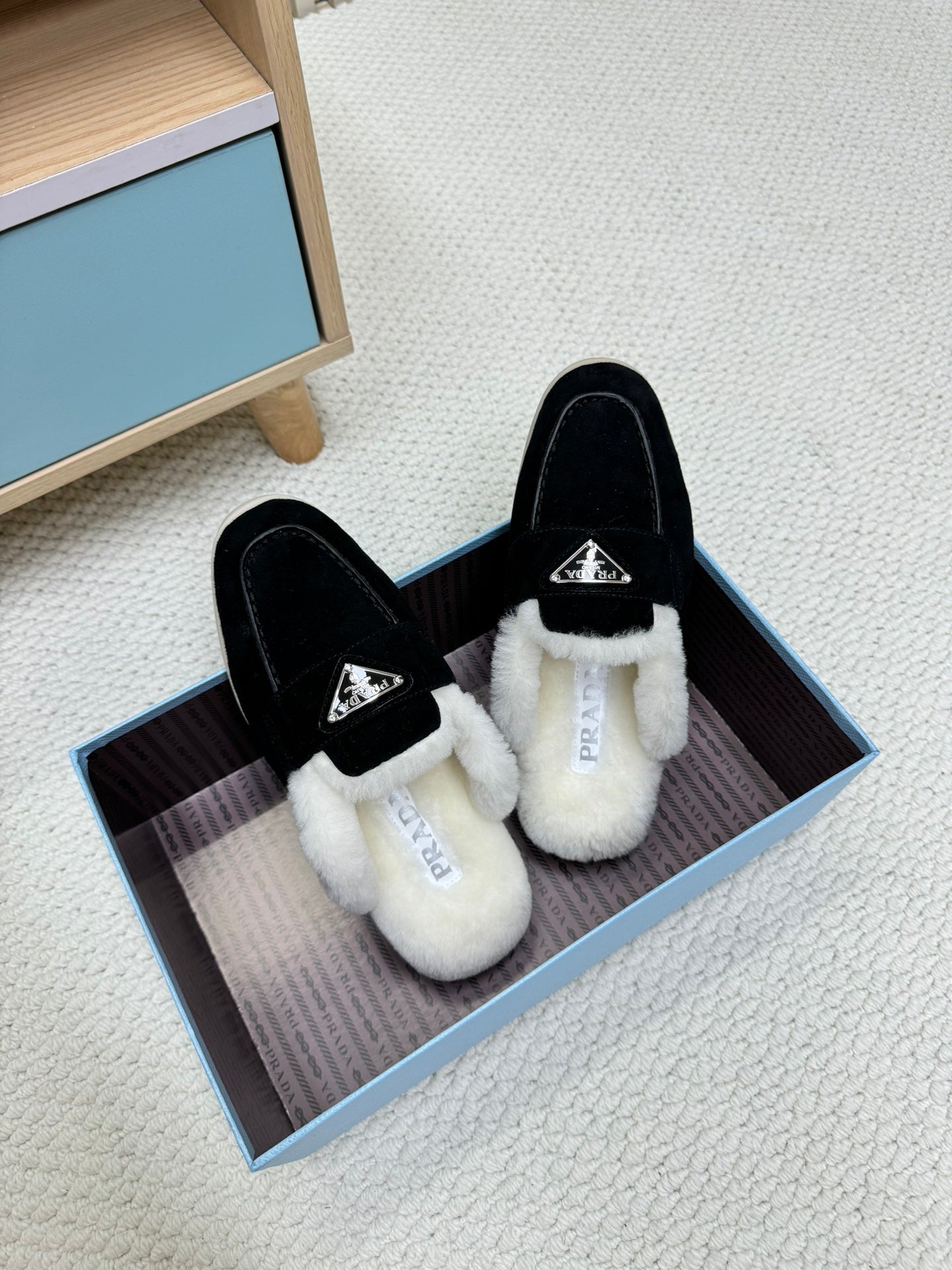 TRIANGLE LOGO FLATS IN BLACK SUEDE AND FUR LINING