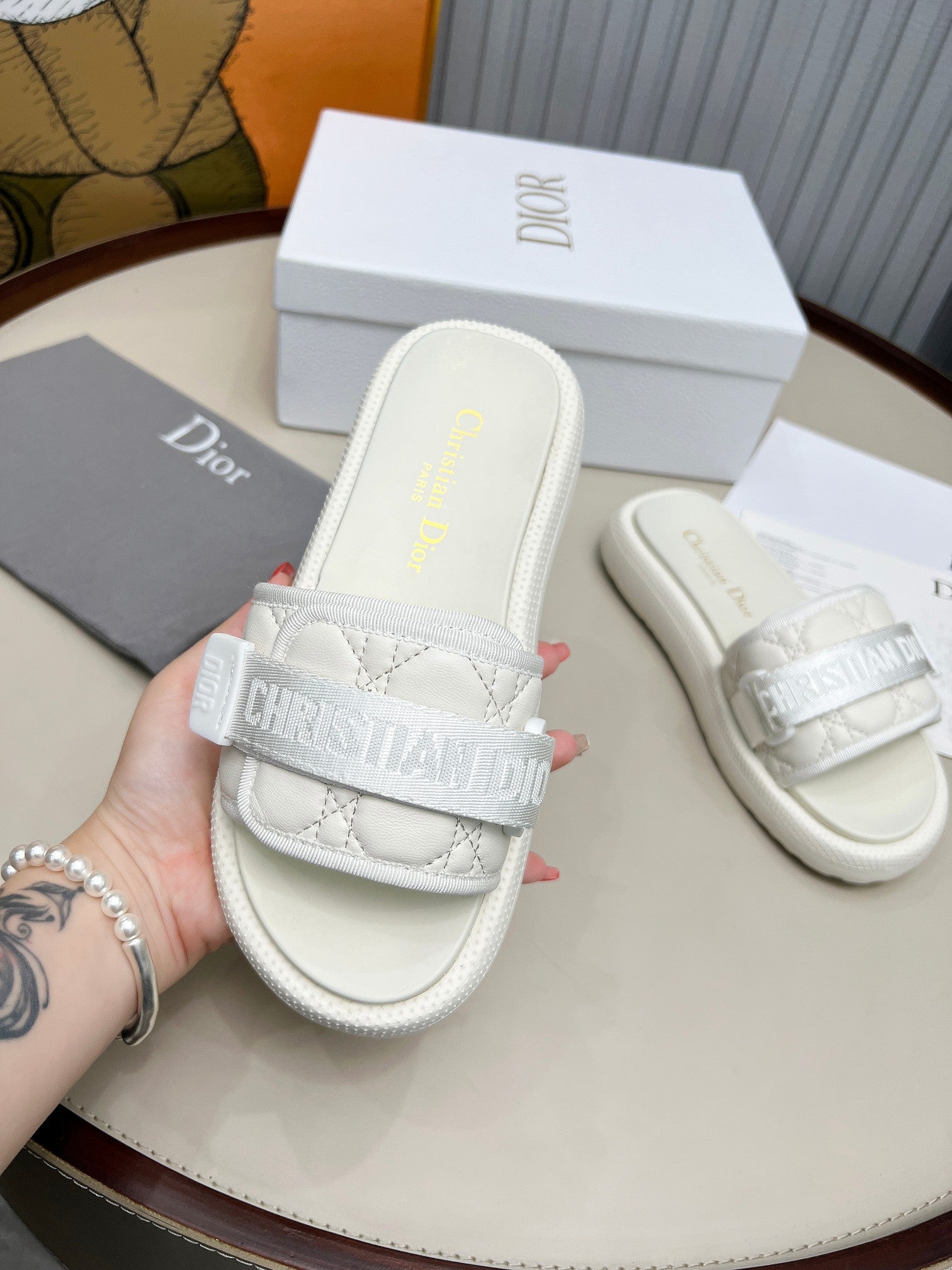 PLATFORM SLIDES 25S 50MM IN WHITE CALFSKIN AND ELECTRIC FABRIC