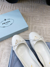 BALLERINA PUMPS WITH TRIANGLE LOGO AND BOW IN WHITE CALFSKIN