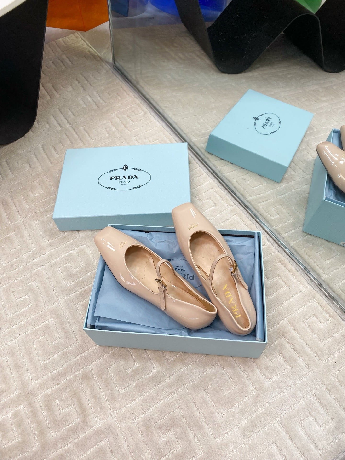 MARY JANE FLATS SQUARE TOE IN BEIGE PATENT SHEEPSKIN