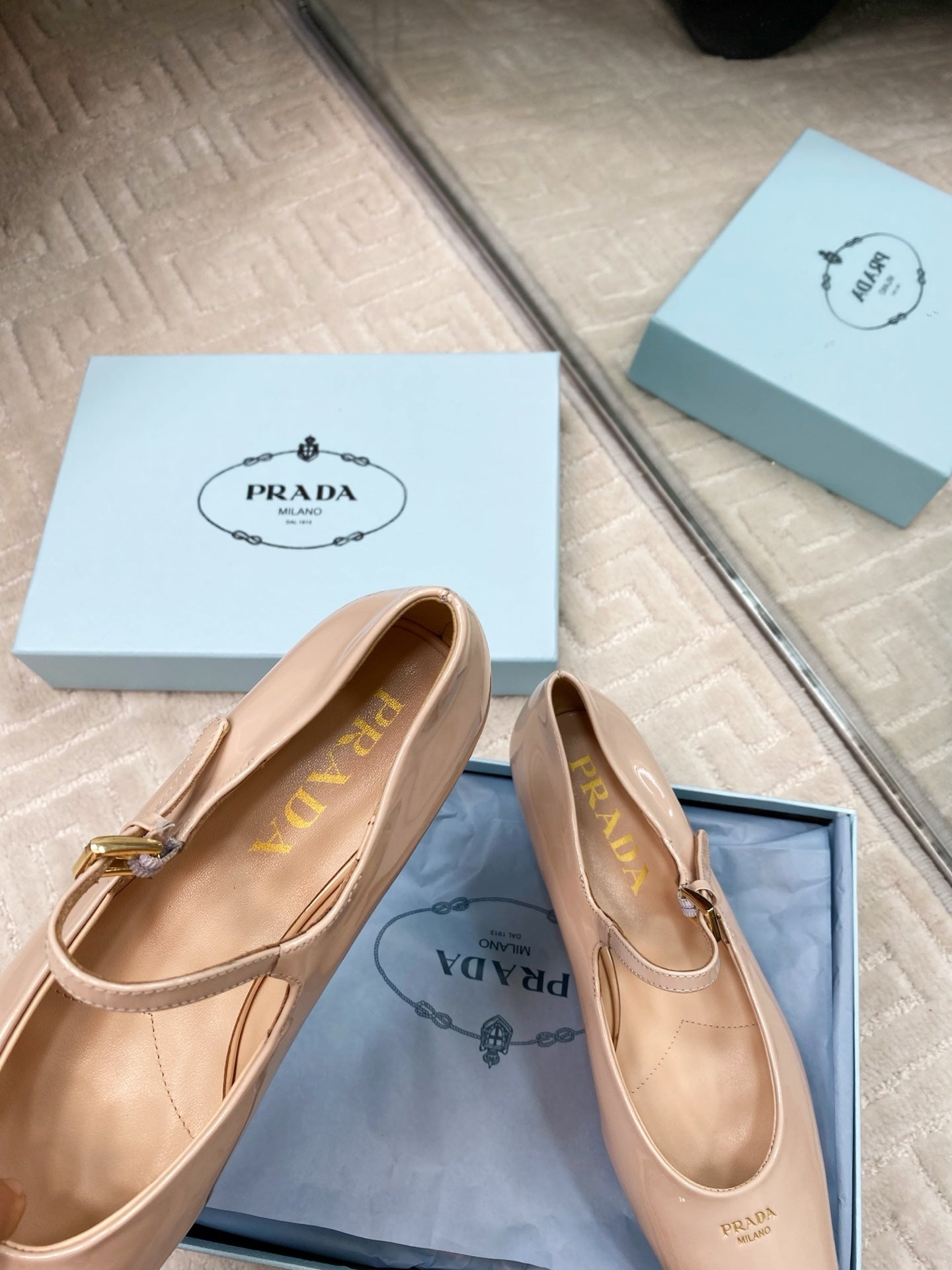 MARY JANE FLATS SQUARE TOE IN BEIGE PATENT SHEEPSKIN