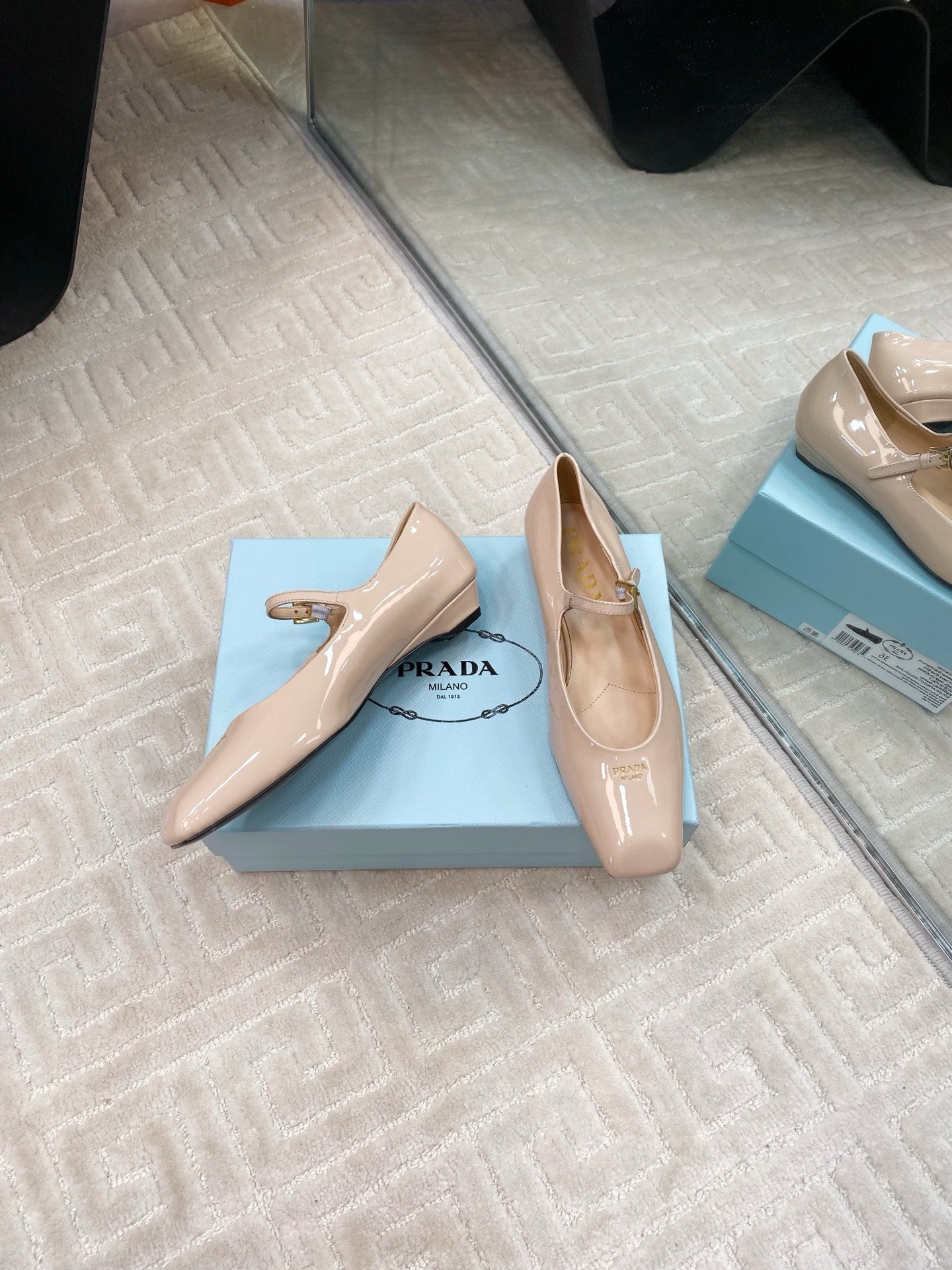 MARY JANE FLATS SQUARE TOE IN BEIGE PATENT SHEEPSKIN