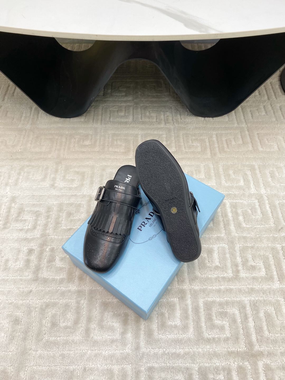 TASSEL MULES IN BLACK LAMBSKIN