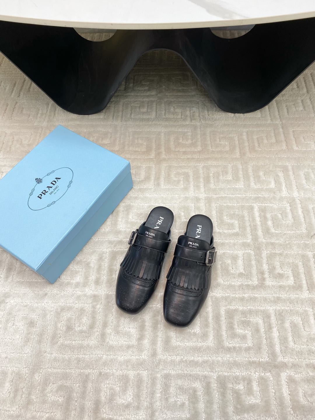 TASSEL MULES IN BLACK LAMBSKIN