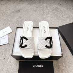 SLIPPERS IN WHITE CALFSKIN QUILTED