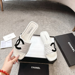 SLIPPERS IN WHITE CALFSKIN QUILTED