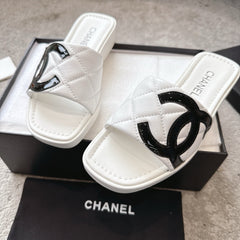 SLIPPERS IN WHITE CALFSKIN QUILTED