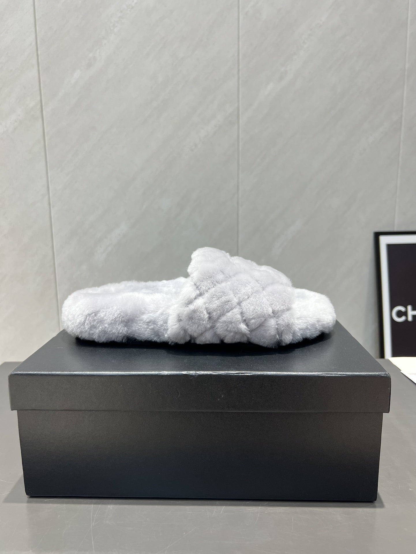 CHANEL 25S SLIPPERS IN LIGHT GRAY FUR