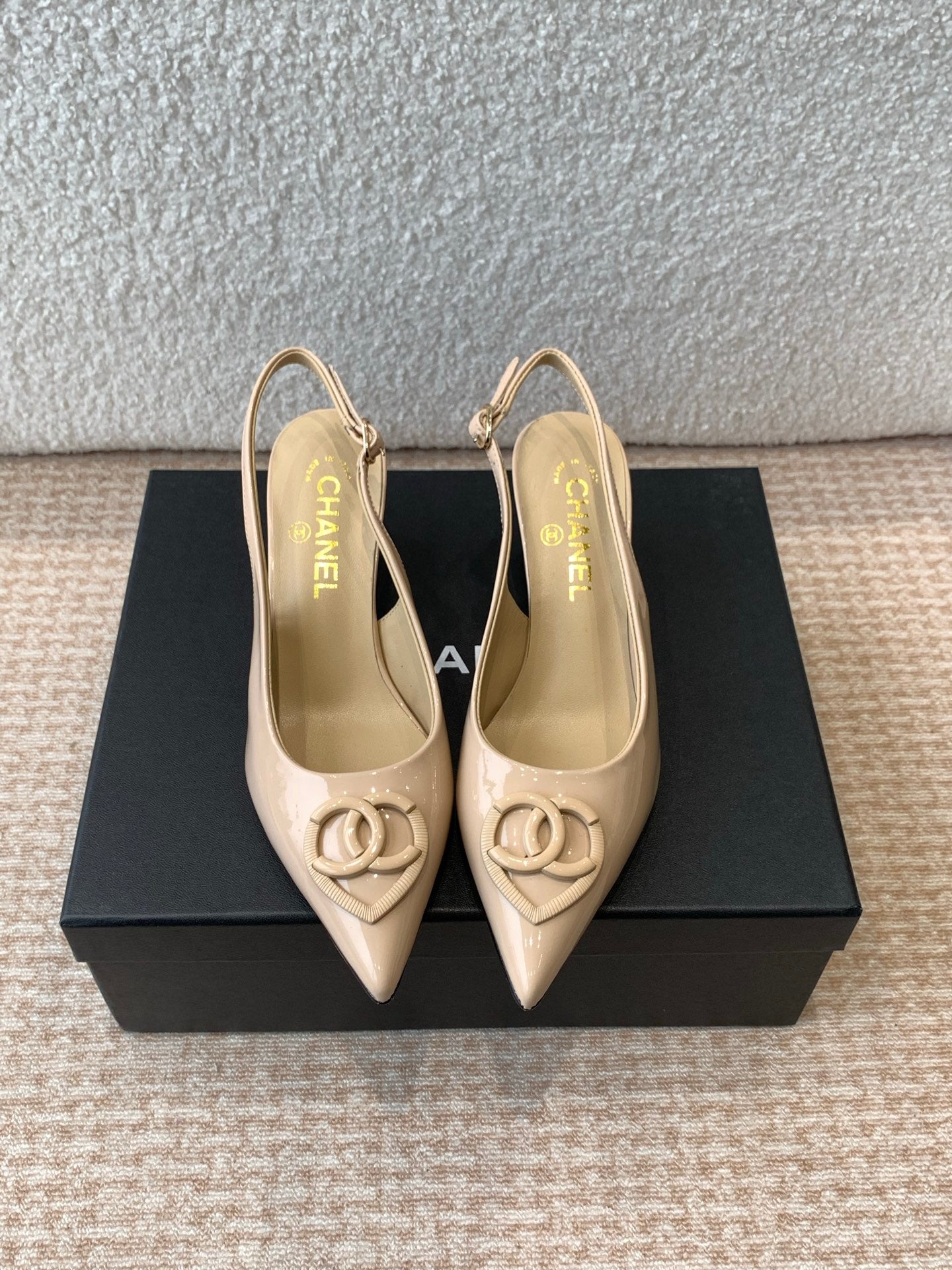 MID-HEEL SLINGBACKS IN BISQUE BEIGE PATENT CALFSKIN