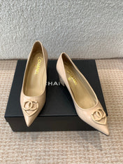 MID-HEEL PUMPS IN BISQUE BEIGE PATENT CALFSKIN