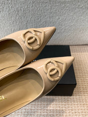 MID-HEEL PUMPS IN BISQUE BEIGE PATENT CALFSKIN