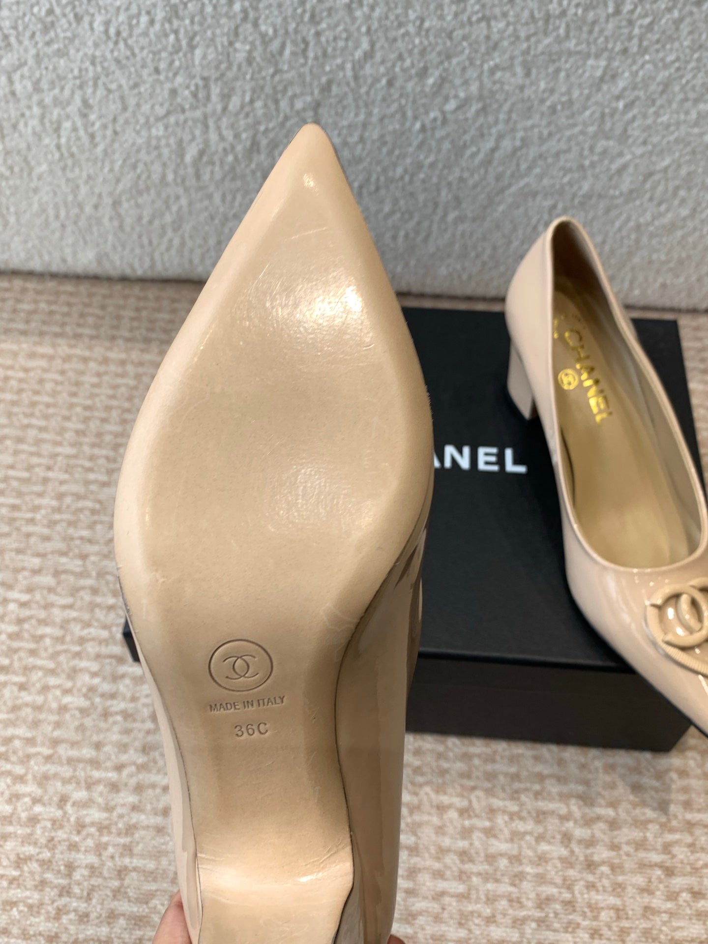 MID-HEEL PUMPS IN BISQUE BEIGE PATENT CALFSKIN