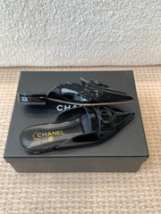 FLAT MULES IN BLACK PATENT CALFSKIN