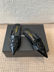 FLAT MULES IN BLACK PATENT CALFSKIN