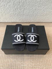 FLAT SLIDE IN BLACK DENIM WITH WHITE LOGO