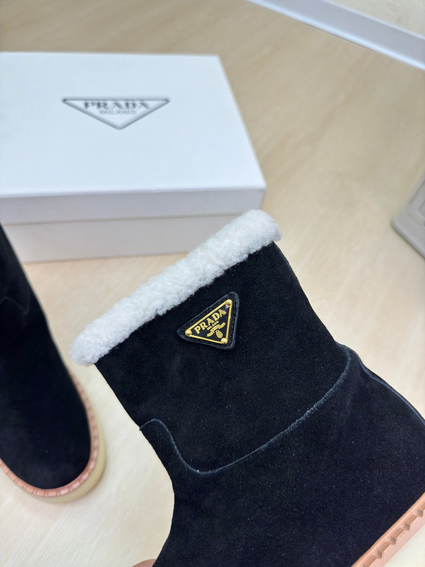 SUEDE BOOTS BLACK WITH SHEARLING LINING AND RUBBER FLATFORM SOLE