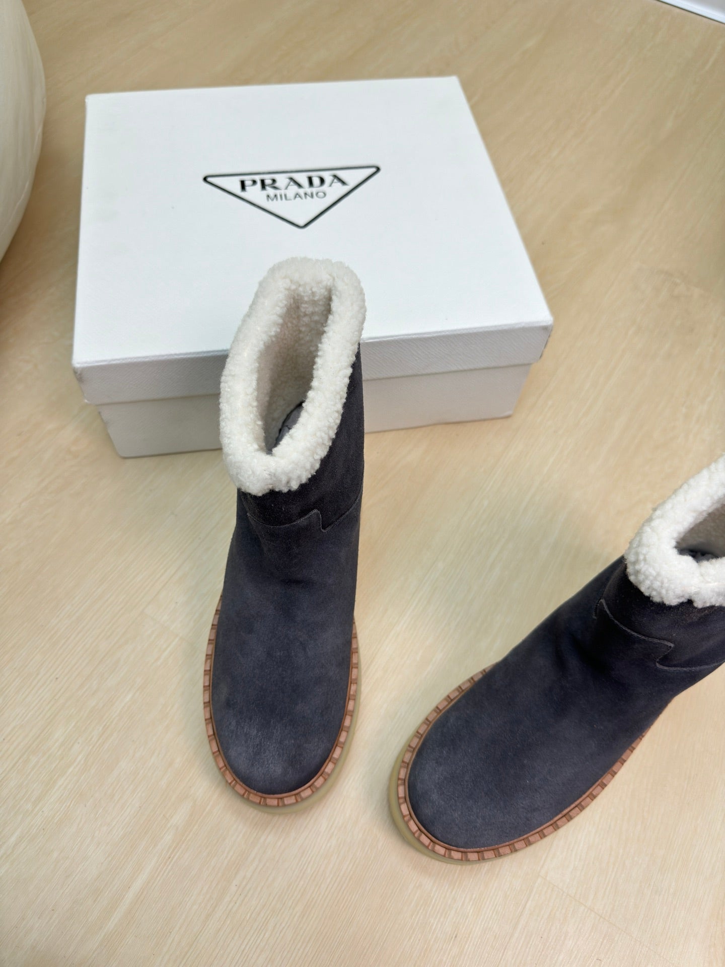 SUEDE BOOTS SLATE GRAY WITH SHEARLING LINING AND RUBBER FLATFORM SOLE