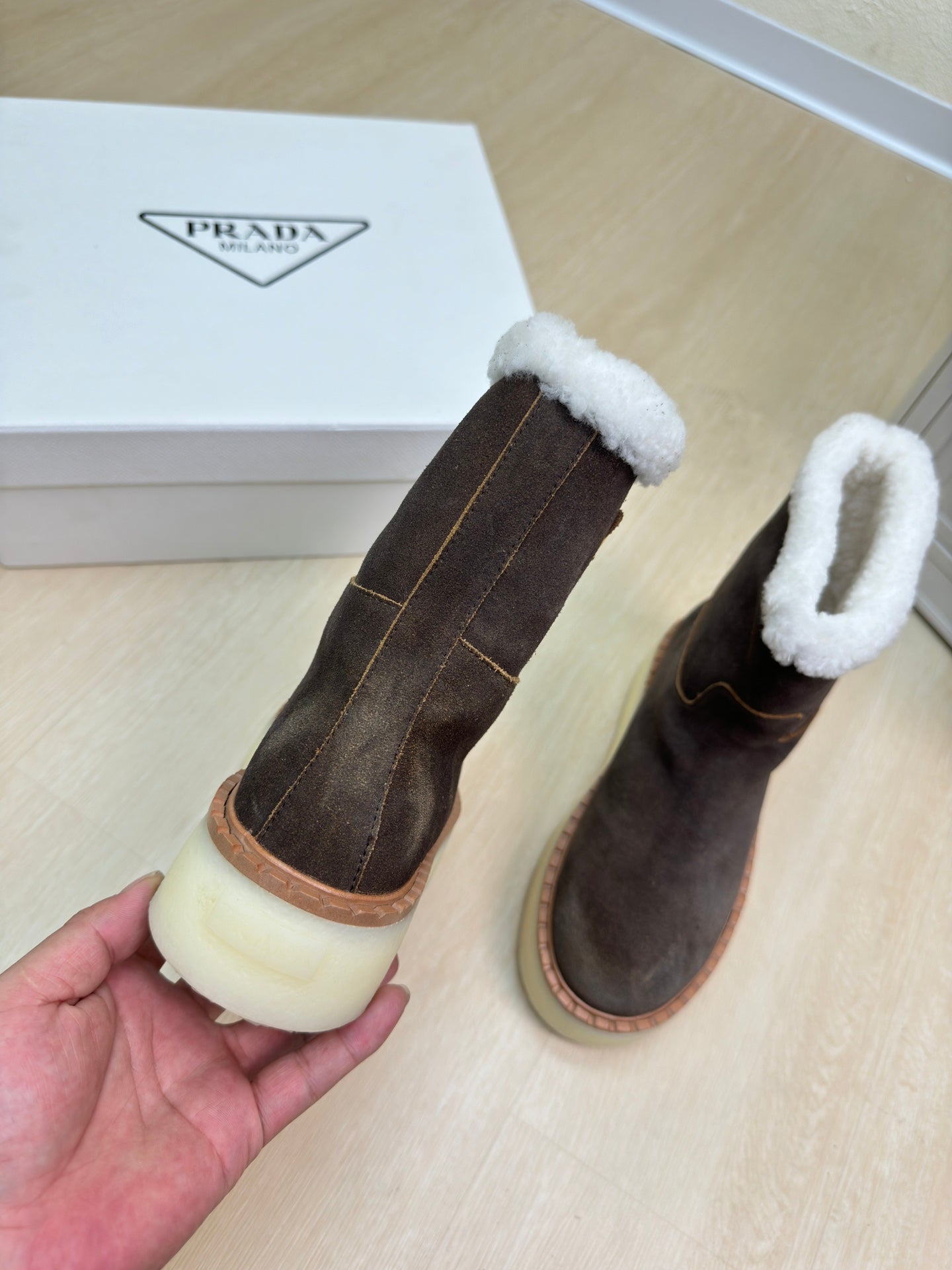 SUEDE BOOTS DARK BROWN WITH SHEARLING LINING AND RUBBER FLATFORM SOLE