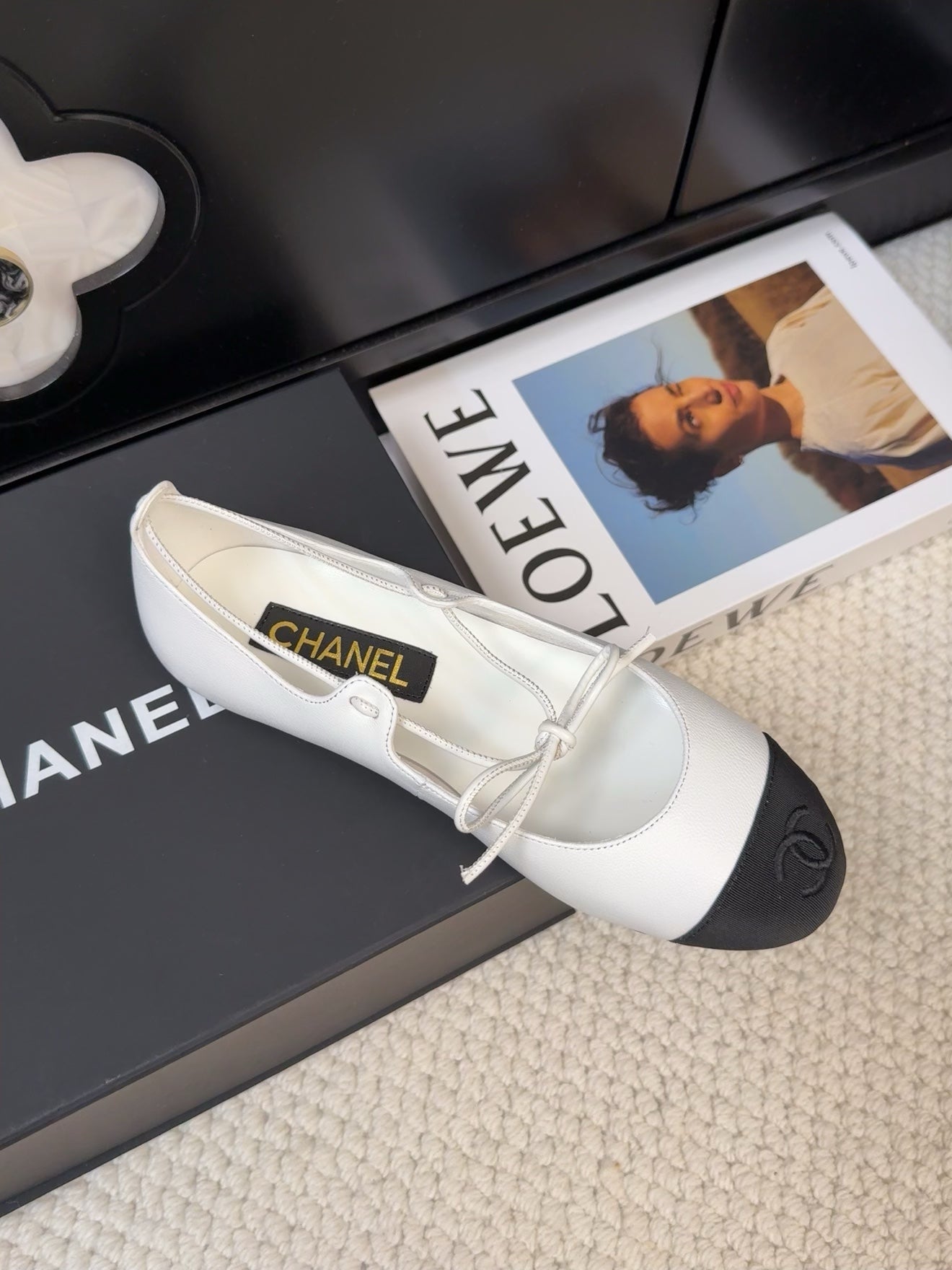 FLAT MARY JANE PUMPS IN WHITE LAMBSKIN MIX BLACK FABRIC