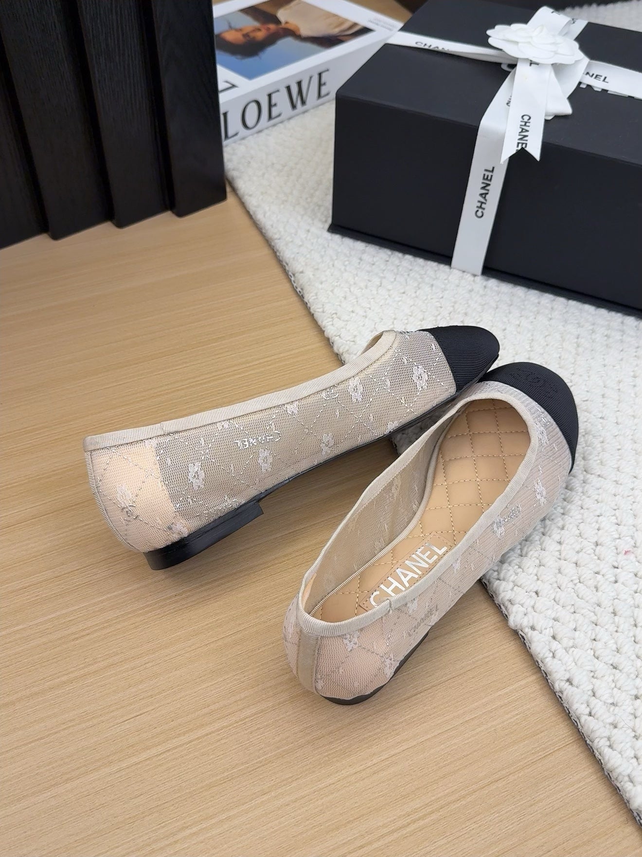 BALLET FLAT IN BLACK FABRIC AND WHITE MESH