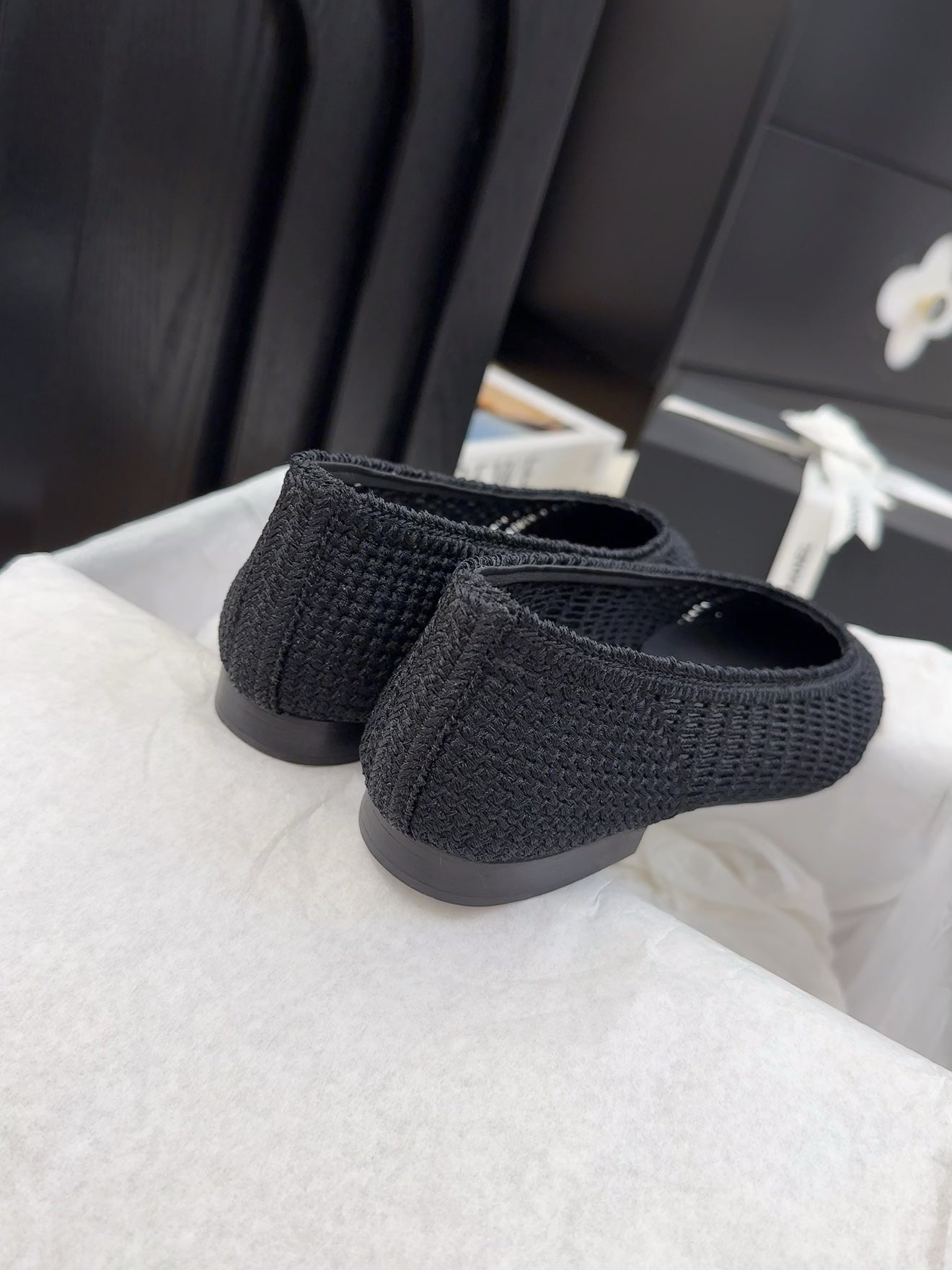 BALLERINAS IN BLACK RAFFIA