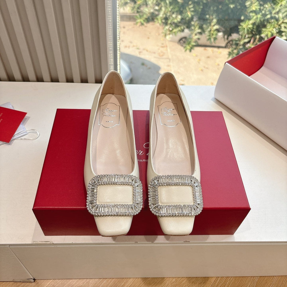 BELLE VIVIER BALLERINAS IN PARCHMENT BEIGE SMOOTH LAMBSKIN