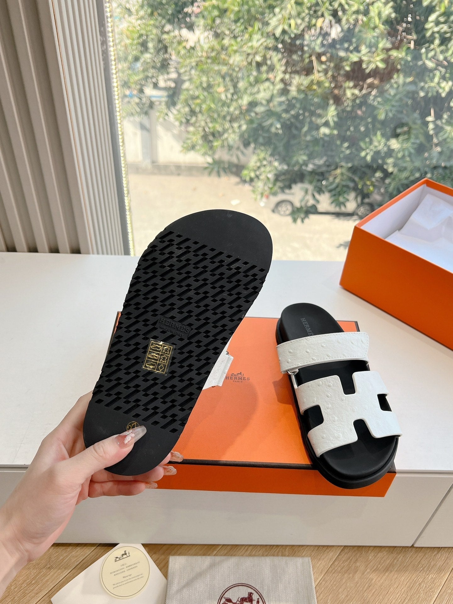 CHYPRE SANDAL IN WHITE GRAINED CALFSKIN