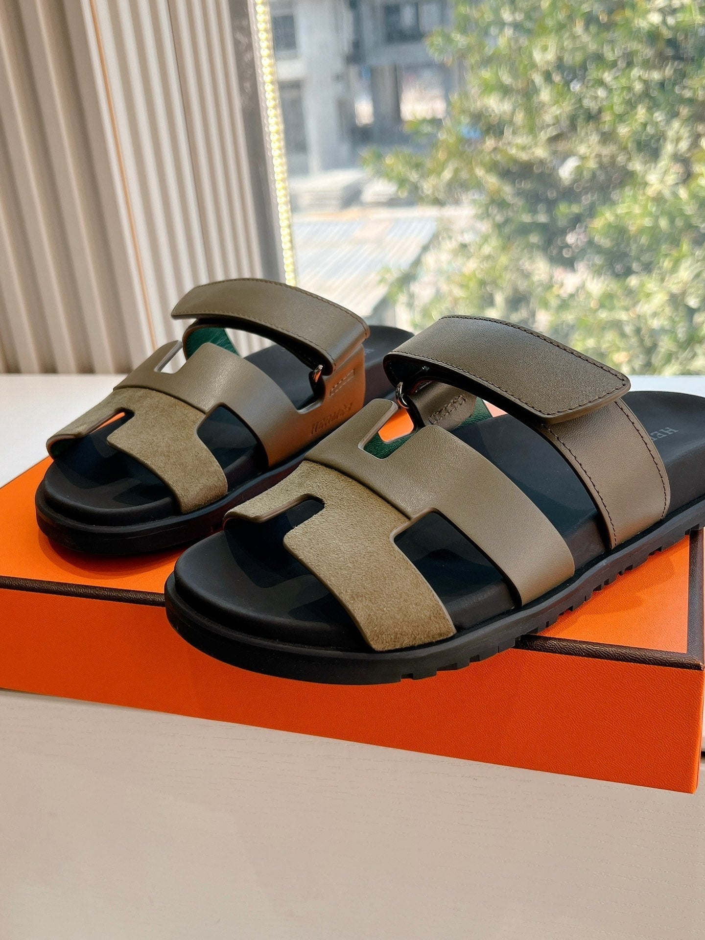 CHYPRE SANDAL IN ARMY GREEN SUEDE AND CALFSKIN