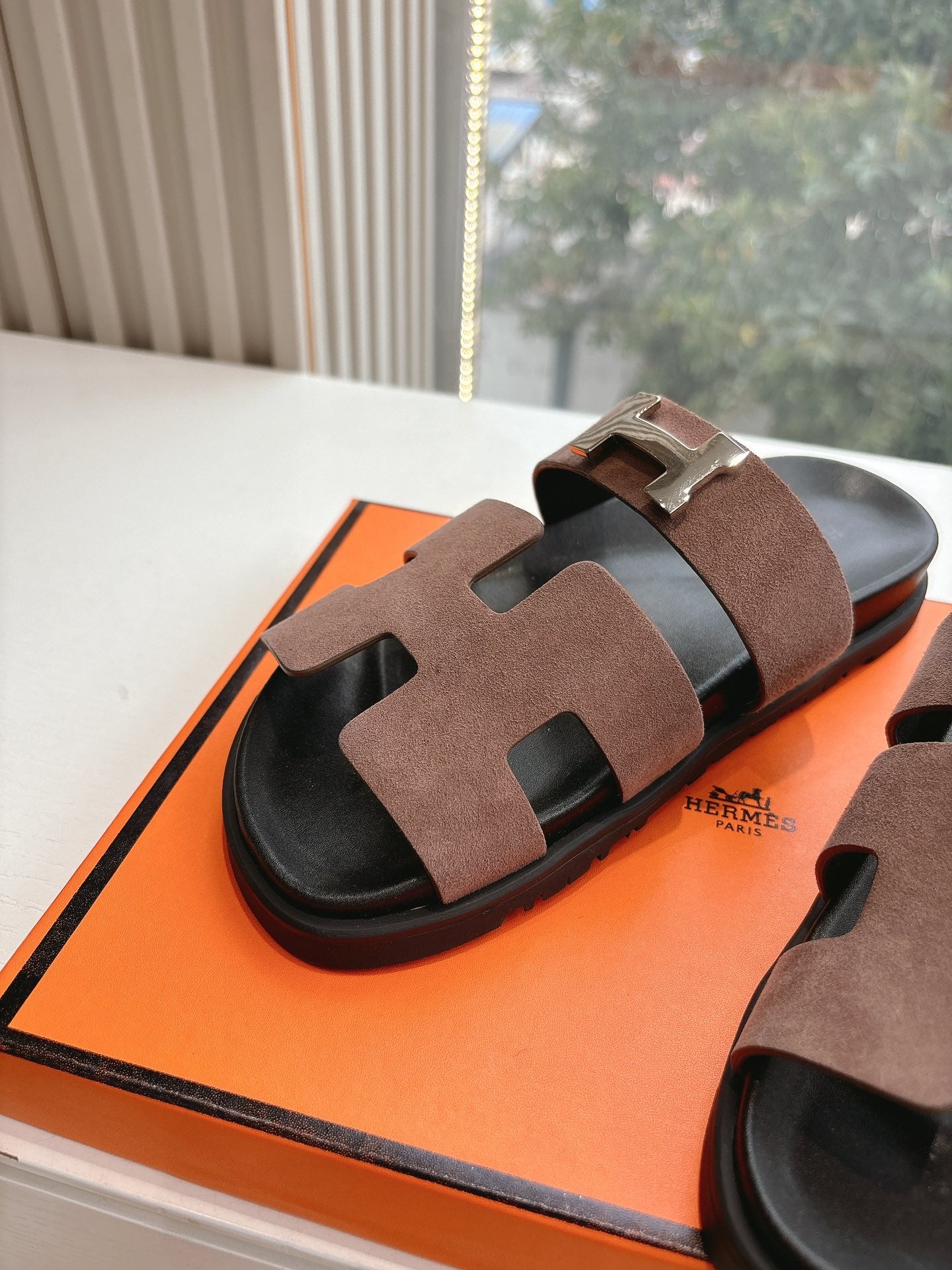 CHYPRE SANDAL IN MEDIUM BROWN SUEDE