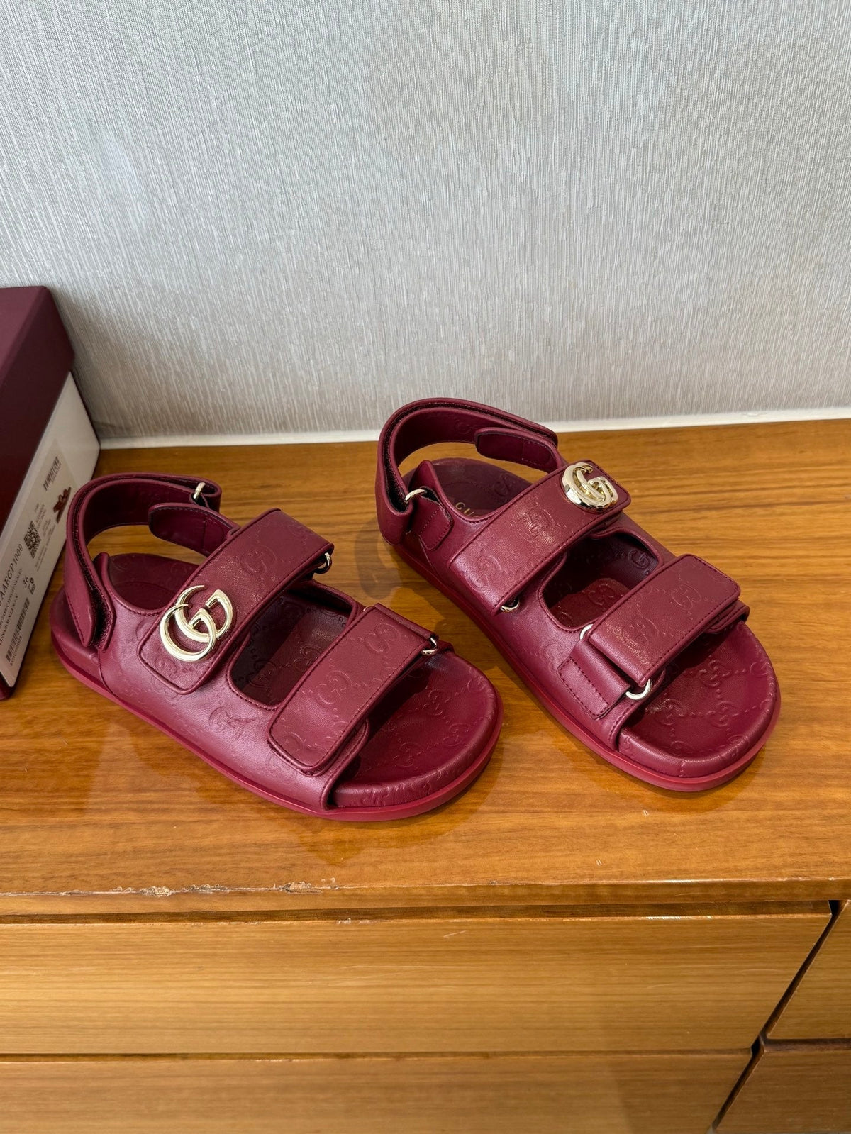 GG SANDALS S25 IN RED LAMBSKIN EMBOSSED LOGO WITH GOLD HARDWARE