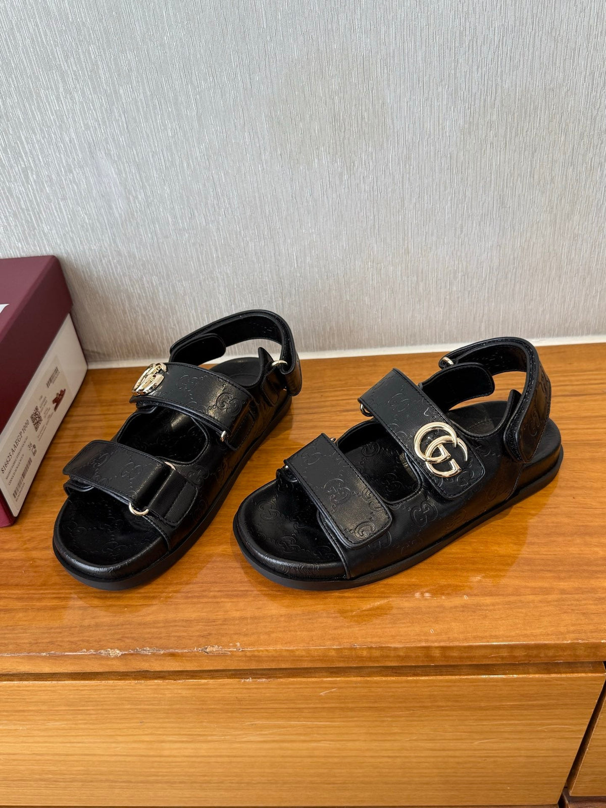 GG SANDALS S25 IN BLACK LAMBSKIN EMBOSSED LOGO WITH GOLD HARDWARE