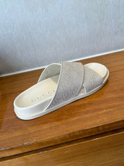 GG SLIDES X-STRAP IN WHITE SUEDE WITH EMBOSSED LOGO