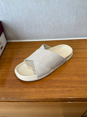 GG SLIDES X-STRAP IN WHITE SUEDE WITH EMBOSSED LOGO