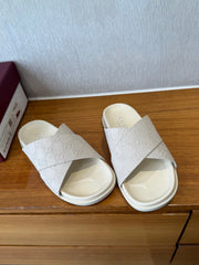 GG SLIDES X-STRAP IN WHITE SUEDE WITH EMBOSSED LOGO