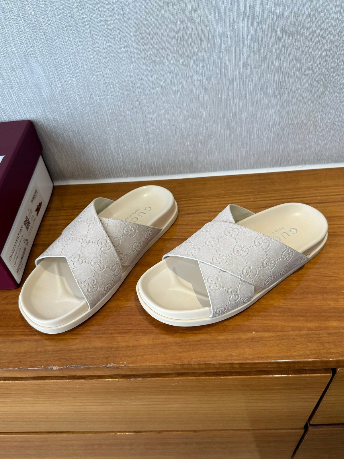 GG SLIDES X-STRAP IN WHITE SUEDE WITH EMBOSSED LOGO