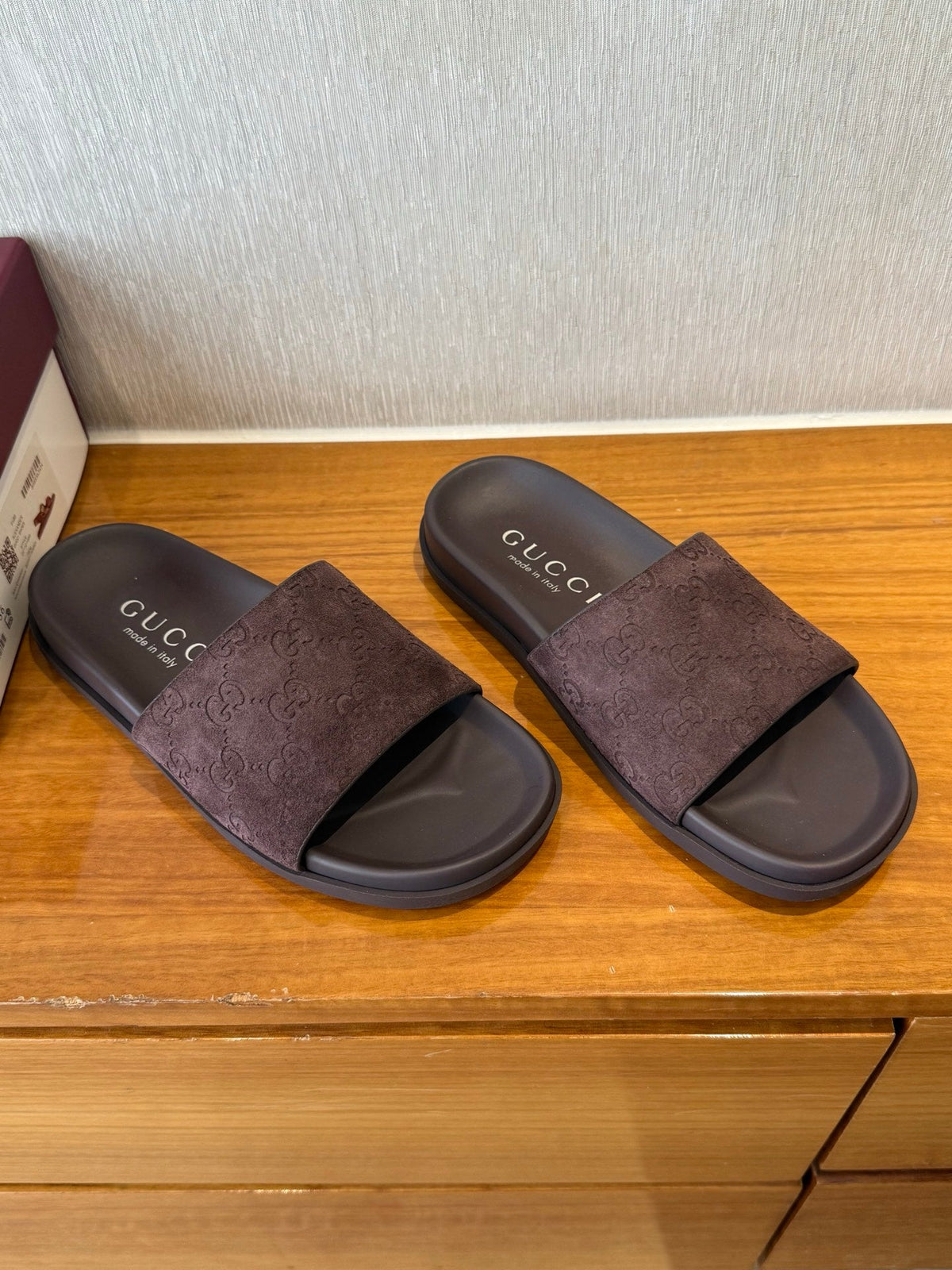 GG SLIDES IN DARK BROWN SUEDE WITH EMBOSSED LOGO