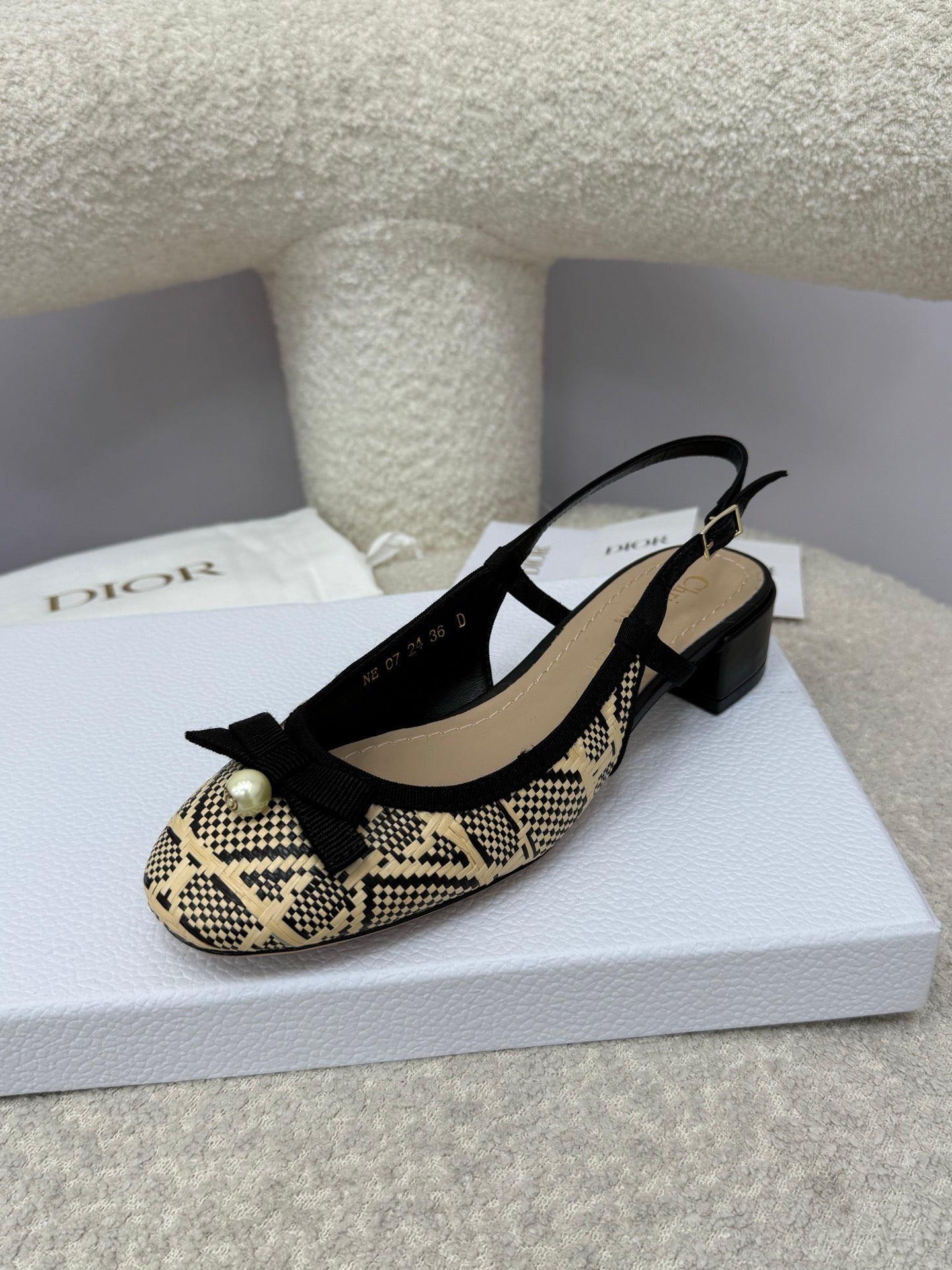 DIOR HIGH SLINGBACK 30 MM 25S IN BLACK AND BEIGE RAFFIA WITH PEARL