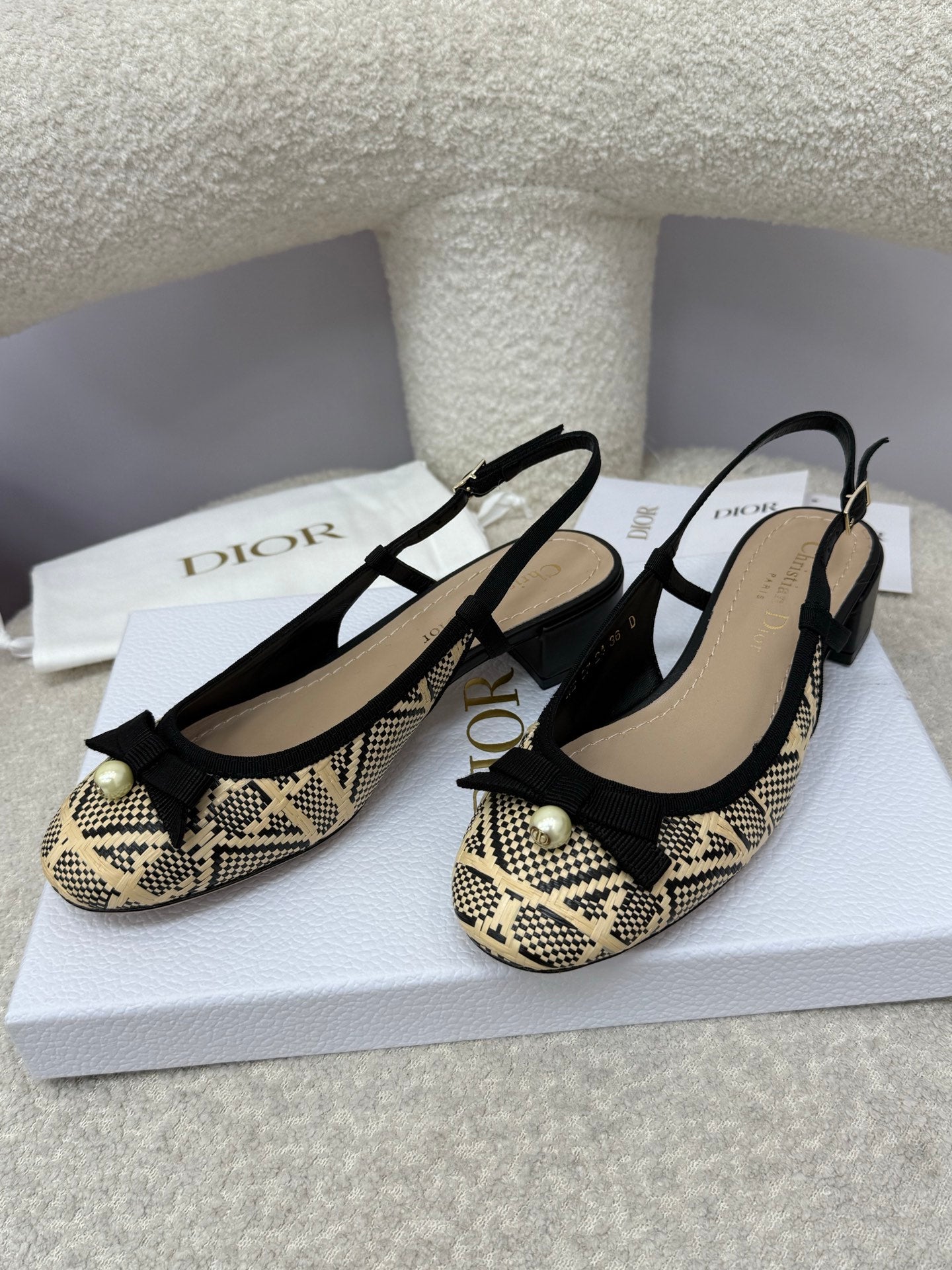 DIOR HIGH SLINGBACK 30 MM 25S IN BLACK AND BEIGE RAFFIA WITH PEARL