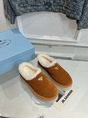 TRIANGLE LOGO MULES IN BRONZE BROWN SUEDE AND SHEARLING LINING